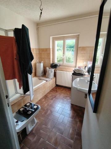 Perche, longère avec belles dépendances terrain arboré et calme