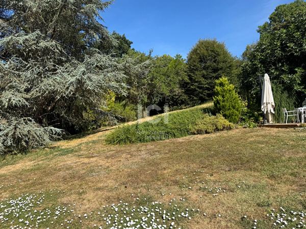 10 minutes au sud de Saumur, propriété en bordure de rivière