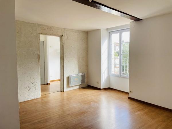 Studio au 1er étage d'un immeuble de bourg