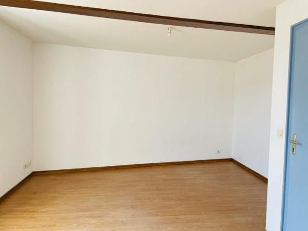 Studio au 1er étage d'un immeuble de bourg