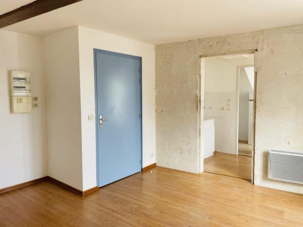 Studio au 1er étage d'un immeuble de bourg