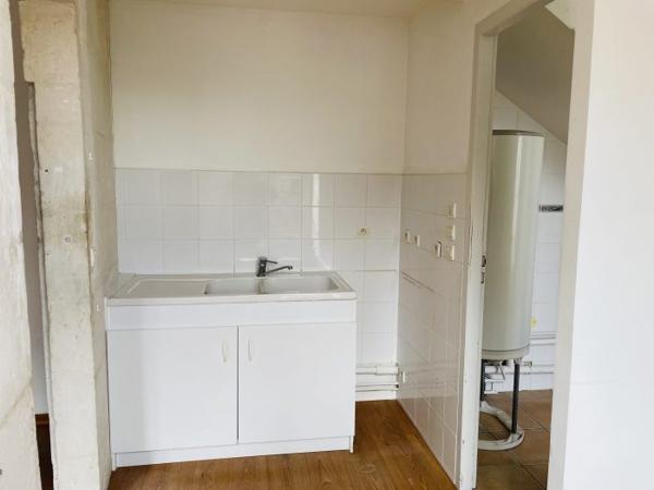 Studio au 1er étage d'un immeuble de bourg