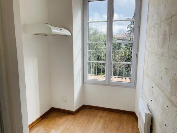 Studio au 1er étage d'un immeuble de bourg