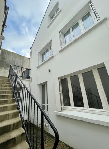 Excellente opportunité pour investisseur ! Immeuble années 60, hyper centre-ville QUESTEMBERT. 1 loyer entrant, possibilité 5!