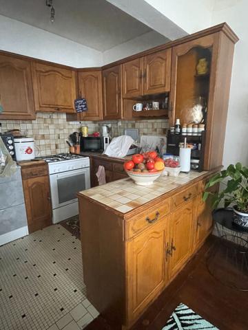 Excellente opportunité pour investisseur ! Immeuble années 60, hyper centre-ville QUESTEMBERT. 1 loyer entrant, possibilité 5!