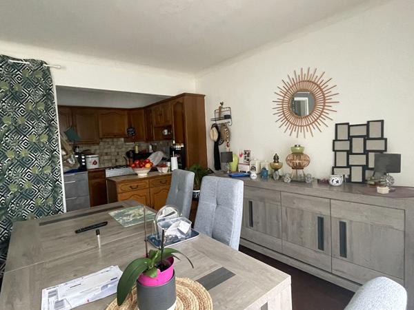 Excellente opportunité pour investisseur ! Immeuble années 60, hyper centre-ville QUESTEMBERT. 1 loyer entrant, possibilité 5!