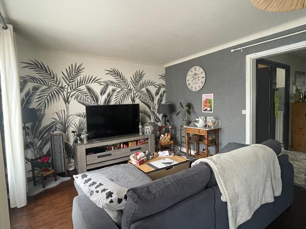 Excellente opportunité pour investisseur ! Immeuble années 60, hyper centre-ville QUESTEMBERT. 1 loyer entrant, possibilité 5!