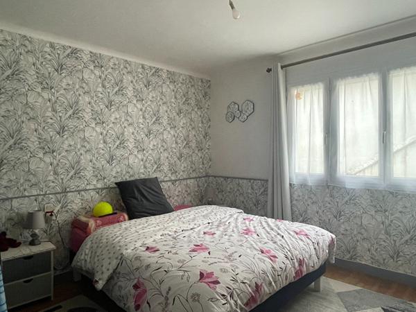 Excellente opportunité pour investisseur ! Immeuble années 60, hyper centre-ville QUESTEMBERT. 1 loyer entrant, possibilité 5!