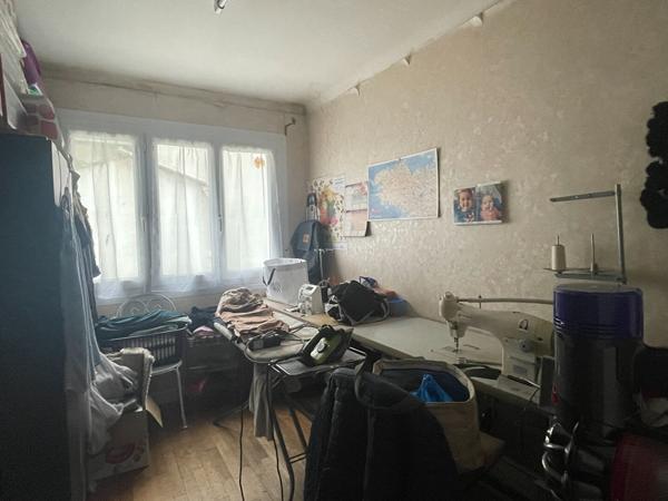 Excellente opportunité pour investisseur ! Immeuble années 60, hyper centre-ville QUESTEMBERT. 1 loyer entrant, possibilité 5!