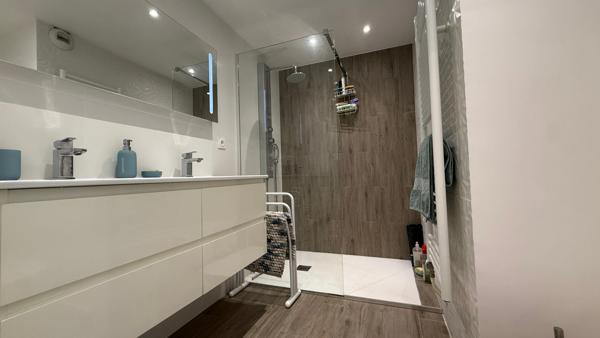 Appartement à vendre 3 pièces dernier étage avec garage et parking SAINT RAPHAEL (83)