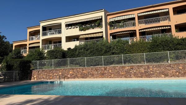 Appartement à vendre 3 pièces dernier étage avec garage et parking SAINT RAPHAEL (83)