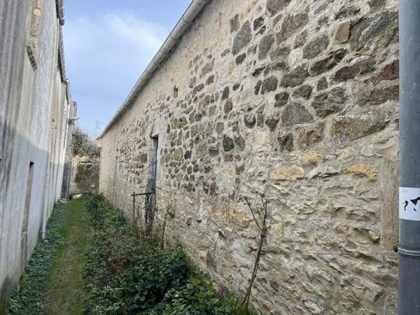 Grange à vendre |  Marans |  2 pièces | 135 m²