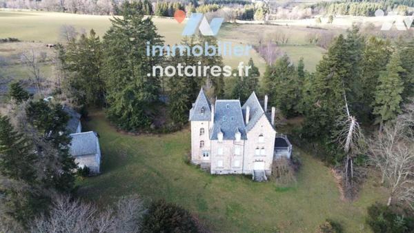 LE CHATEAU D'ORFEUILLE : Un Joyau de Pierre au Cœur du Nord Lozère