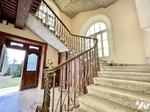 LE CHATEAU D'ORFEUILLE : Un Joyau de Pierre au Cœur du Nord Lozère