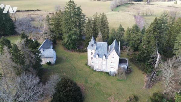 LE CHATEAU D'ORFEUILLE : Un Joyau de Pierre au Cœur du Nord Lozère