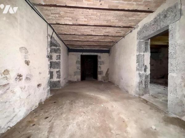 LE CHATEAU D'ORFEUILLE : Un Joyau de Pierre au Cœur du Nord Lozère