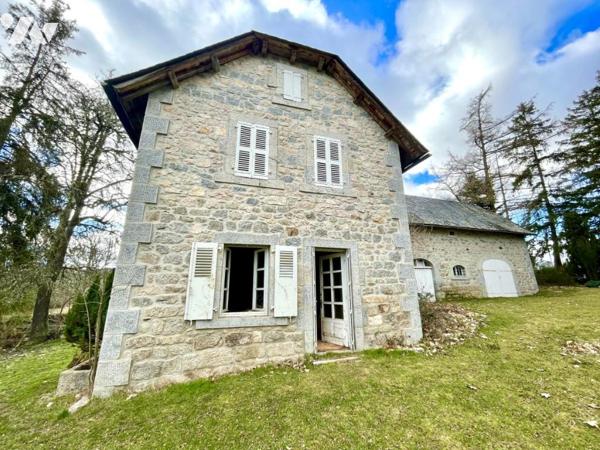 LE CHATEAU D'ORFEUILLE : Un Joyau de Pierre au Cœur du Nord Lozère