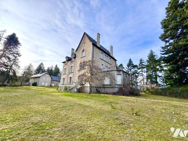 LE CHATEAU D'ORFEUILLE : Un Joyau de Pierre au Cœur du Nord Lozère
