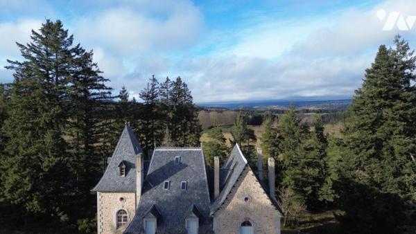 LE CHATEAU D'ORFEUILLE : Un Joyau de Pierre au Cœur du Nord Lozère