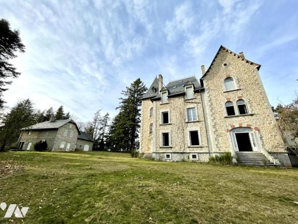 LE CHATEAU D'ORFEUILLE : Un Joyau de Pierre au Cœur du Nord Lozère