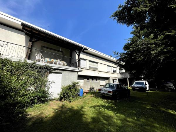 Rare  ! Vaste maison d'habitation  avec jardin et local de 145 m carré à aménager.