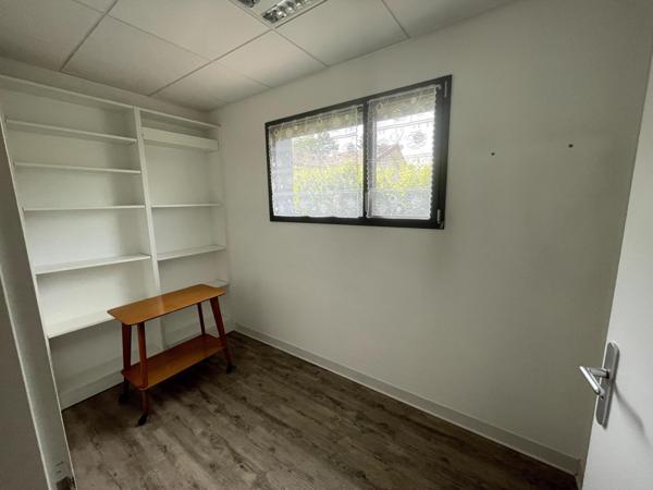 Rare  ! Vaste maison d'habitation  avec jardin et local de 145 m carré à aménager.