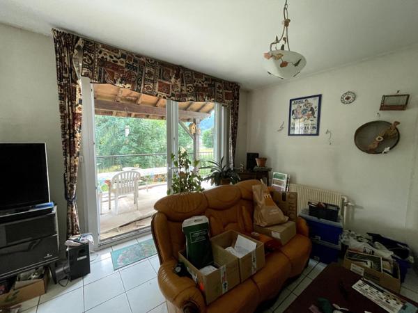 Rare  ! Vaste maison d'habitation  avec jardin et local de 145 m carré à aménager.