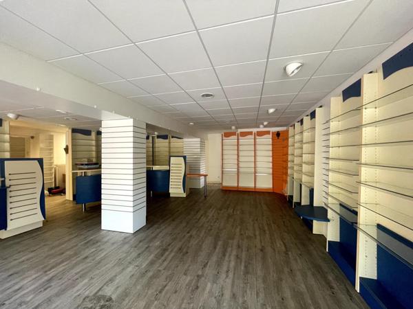 Rare  ! Vaste maison d'habitation  avec jardin et local de 145 m carré à aménager.