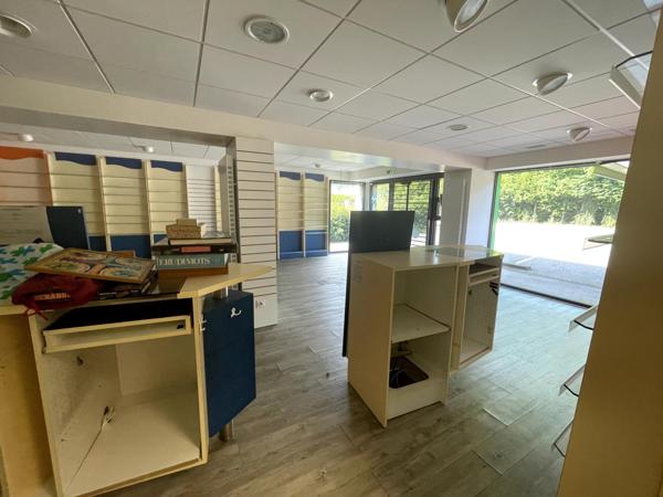 Rare  ! Vaste maison d'habitation  avec jardin et local de 145 m carré à aménager.