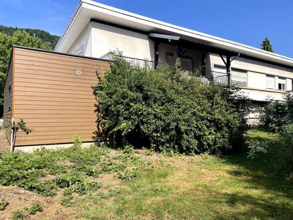 Rare  ! Vaste maison d'habitation  avec jardin et local de 145 m carré à aménager.