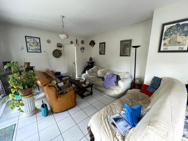 Rare  ! Vaste maison d'habitation  avec jardin et local de 145 m carré à aménager.