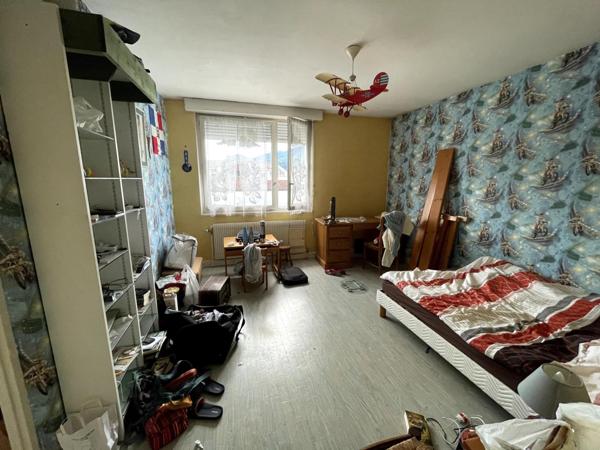 Rare  ! Vaste maison d'habitation  avec jardin et local de 145 m carré à aménager.