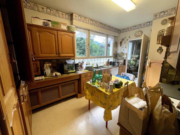 Rare  ! Vaste maison d'habitation  avec jardin et local de 145 m carré à aménager.