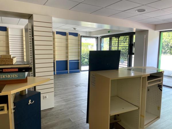 Rare  ! Vaste maison d'habitation  avec jardin et local de 145 m carré à aménager.