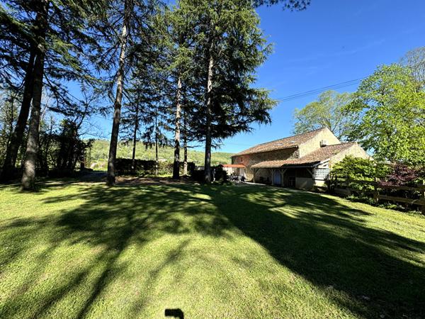 AUTHENTIQUE PROPRIÉTÉ EN PIERRE ENTOUREE DE SON MAGNIFIQUE PARC