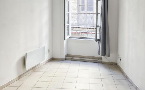 Immeuble à vendre    10 pièces •  Pont-Saint-Esprit