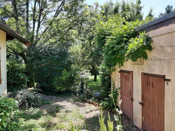 MAISON INDIVIDUELLE DANS UN ÉCRIN DE VERDURE