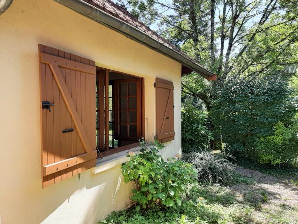 MAISON INDIVIDUELLE DANS UN ÉCRIN DE VERDURE