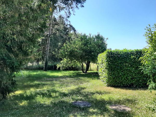 MAISON INDIVIDUELLE DANS UN ÉCRIN DE VERDURE