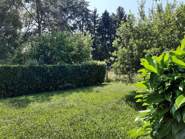 MAISON INDIVIDUELLE DANS UN ÉCRIN DE VERDURE