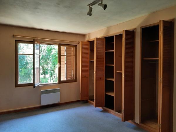 MAISON INDIVIDUELLE DANS UN ÉCRIN DE VERDURE