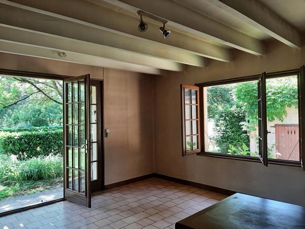 MAISON INDIVIDUELLE DANS UN ÉCRIN DE VERDURE