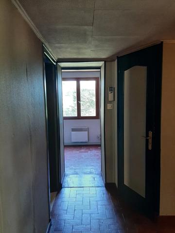 MAISON INDIVIDUELLE DANS UN ÉCRIN DE VERDURE