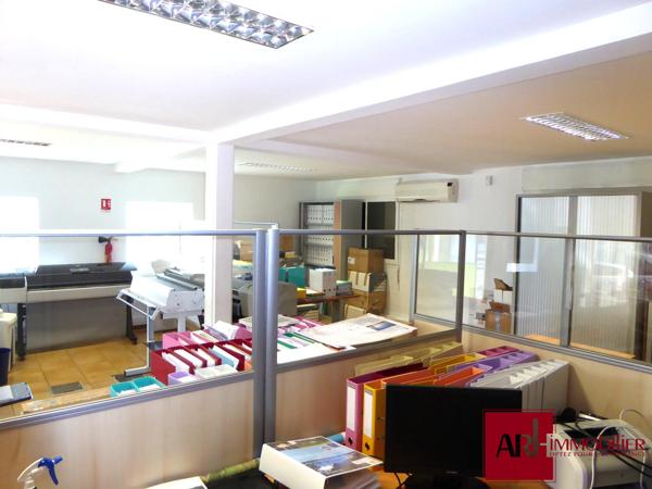 A vendre - Immeuble professionnel avec logement F4 indépendant – 230 m² – Parking – Zone d’activité