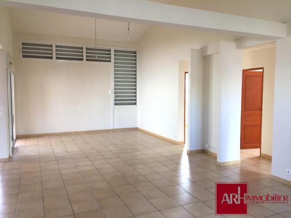 A vendre - Immeuble professionnel avec logement F4 indépendant – 230 m² – Parking – Zone d’activité
