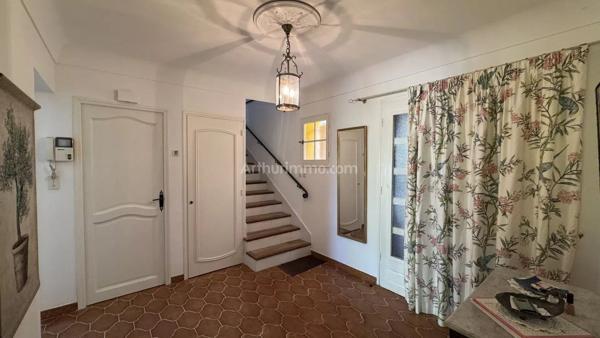 Vente                                                      Maison
                        
                     6 pièces                      218 m2                     à Vidauban