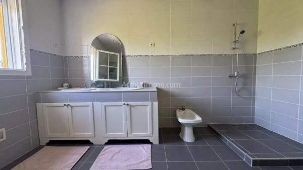Vente                                                      Maison
                        
                     6 pièces                      218 m2                     à Vidauban