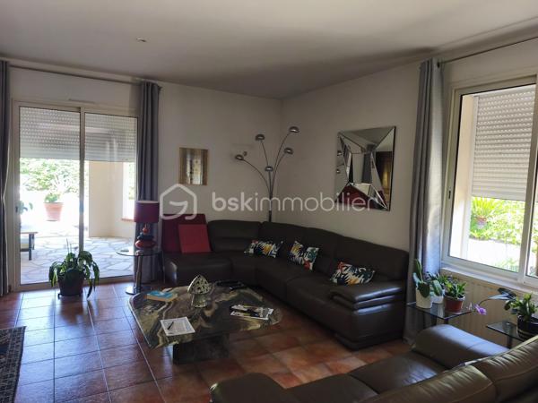 Villa coup de cœur 

Dans l’un des secteurs les plus recherchés de Béziers, au cœur du quartier résidentiel de Montimas, découvrez cette charmante villa traditionnelle 4 faces de plain-pied de 135 m², nichée sur un magnifique terrain arboré de 2200 m², avec piscine à l’abri des regards et sans aucun vis-à-vis.

Dès l’entrée, vous serez séduit par la luminosité et les beaux volumes de la pièce de vie, agrémentée d’une cheminée avec insert, et ouverte sur l’extérieur grâce à de larges baies aluminium équipées de volets roulants électriques. La cuisine équipée, conviviale et fonctionnelle, est complétée par une buanderie avec mezzanine, idéale pour le rangement.

L’espace nuit offre deux grandes chambres, dont une avec dressing, ainsi que deux salles de bains et deux WC, garantissant confort et praticité.

À l’extérieur, le jardin entièrement arboré constitue un véritable havre de paix. Vous profiterez d’une piscine avec pool house, parfaite pour les journées ensoleillées, ainsi que d’un atelier. Un forage facilite l’entretien du jardin.

Côté prestations :

    Climatisation
    Chauffage au gaz
    Interphone
    Carport
    5 places de stationnement
    Entrée privée

Une propriété rare sur le secteur, idéale pour ceux qui recherchent calme, espace et intimité, tout en restant à quelques minutes des commodités.

✨ Un bien au charme indéniable, à découvrir sans tarder.