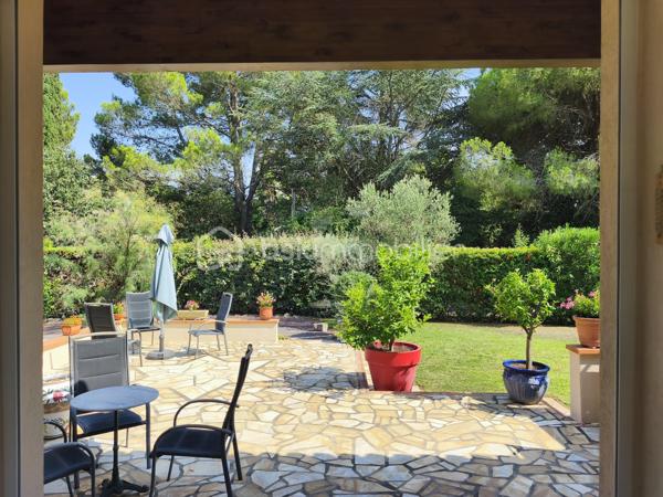 Villa coup de cœur 

Dans l’un des secteurs les plus recherchés de Béziers, au cœur du quartier résidentiel de Montimas, découvrez cette charmante villa traditionnelle 4 faces de plain-pied de 135 m², nichée sur un magnifique terrain arboré de 2200 m², avec piscine à l’abri des regards et sans aucun vis-à-vis.

Dès l’entrée, vous serez séduit par la luminosité et les beaux volumes de la pièce de vie, agrémentée d’une cheminée avec insert, et ouverte sur l’extérieur grâce à de larges baies aluminium équipées de volets roulants électriques. La cuisine équipée, conviviale et fonctionnelle, est complétée par une buanderie avec mezzanine, idéale pour le rangement.

L’espace nuit offre deux grandes chambres, dont une avec dressing, ainsi que deux salles de bains et deux WC, garantissant confort et praticité.

À l’extérieur, le jardin entièrement arboré constitue un véritable havre de paix. Vous profiterez d’une piscine avec pool house, parfaite pour les journées ensoleillées, ainsi que d’un atelier. Un forage facilite l’entretien du jardin.

Côté prestations :

    Climatisation
    Chauffage au gaz
    Interphone
    Carport
    5 places de stationnement
    Entrée privée

Une propriété rare sur le secteur, idéale pour ceux qui recherchent calme, espace et intimité, tout en restant à quelques minutes des commodités.

✨ Un bien au charme indéniable, à découvrir sans tarder.