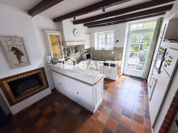 Belle maison de ville en pierre – 6 pièces avec jardin clos et arboré de 858 m².